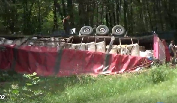 Accident pe traseul Chișinău-Leușeni. Un tir s-a răsturnat în apropiere de Condrița